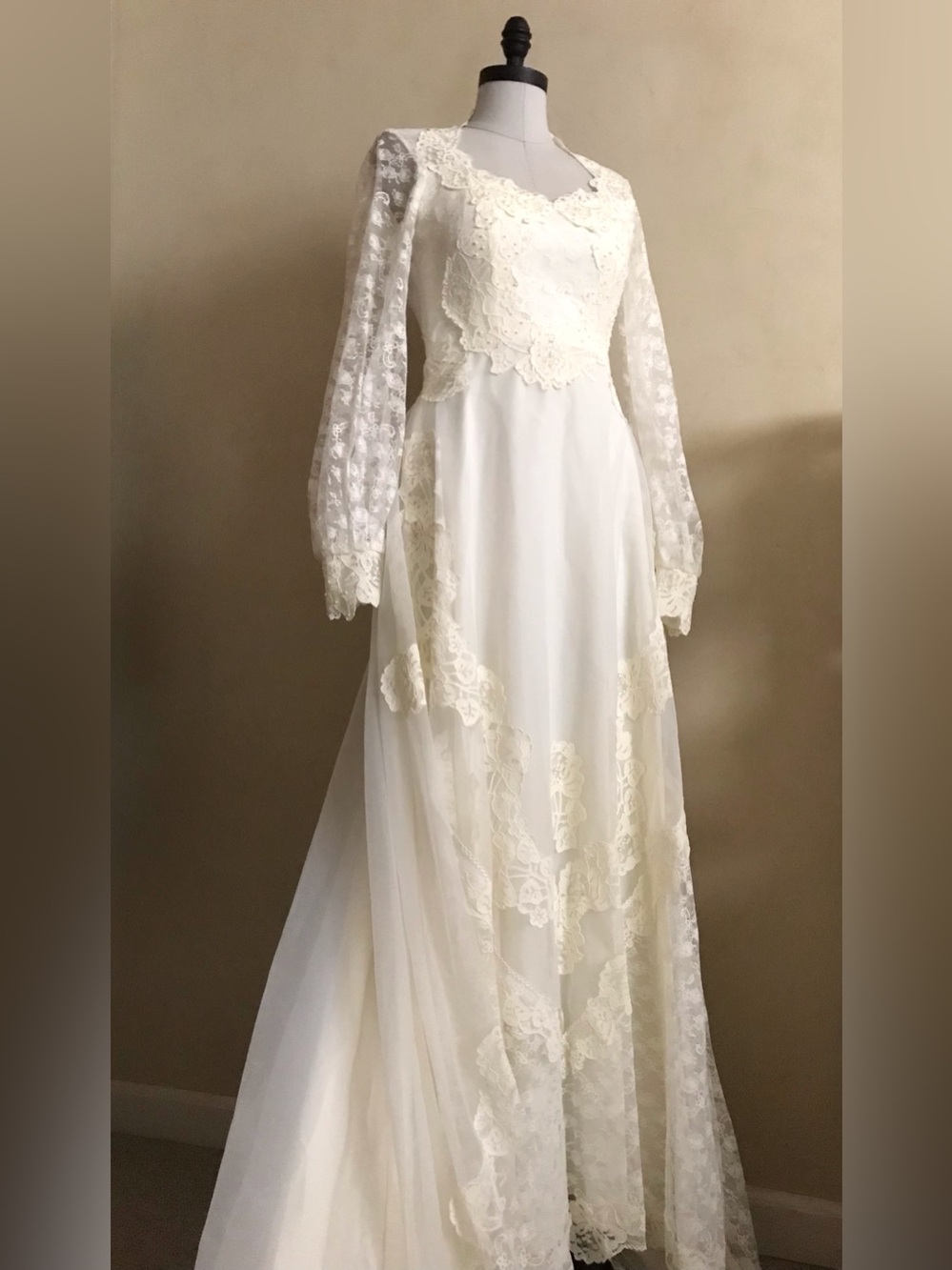 Stunning Vintage Ivory Lace Wedding Dress with Long Train